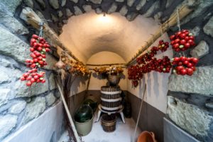 andar-per-cantine-il-dettaglio-di-una-cantina-a-toccaneto-ph-lucia-de-luise