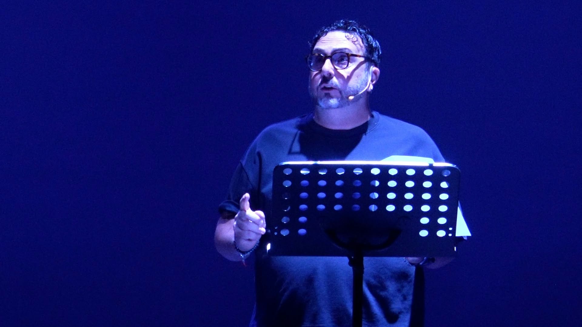 Il trionfo della sensibilit&agrave; di James La Motta al Teatro Cilea di Napoli:  applausi a scena aperta per l'opera "Chella Porta" che emoziona e fa  riflettere ~ NapoliNews24 - Notizie su Napoli